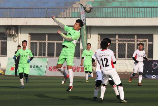 上海在篮板争夺中压倒性胜利 王哲林表现突出